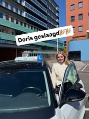 Geslaagde leerling bij de lesauto van Rijschool Lammers