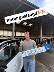 Geslaagde leerling bij de lesauto van Rijschool Lammers