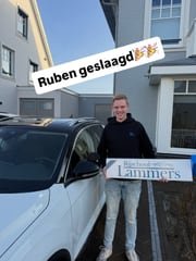 Geslaagde leerling bij de lesauto van Rijschool Lammers
