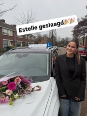 Geslaagde leerling bij de lesauto van Rijschool Lammers