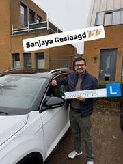 Geslaagde leerling bij de lesauto van Rijschool Lammers
