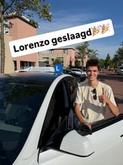 Geslaagde leerling bij de lesauto van Rijschool Lammers