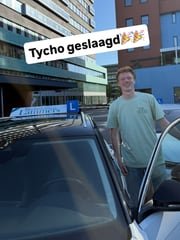 Geslaagde leerling bij de lesauto van Rijschool Lammers