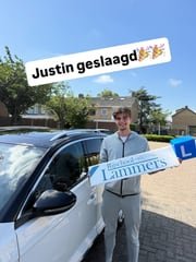 Geslaagde leerling bij de lesauto van Rijschool Lammers