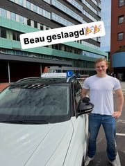 Geslaagde leerling bij de lesauto van Rijschool Lammers