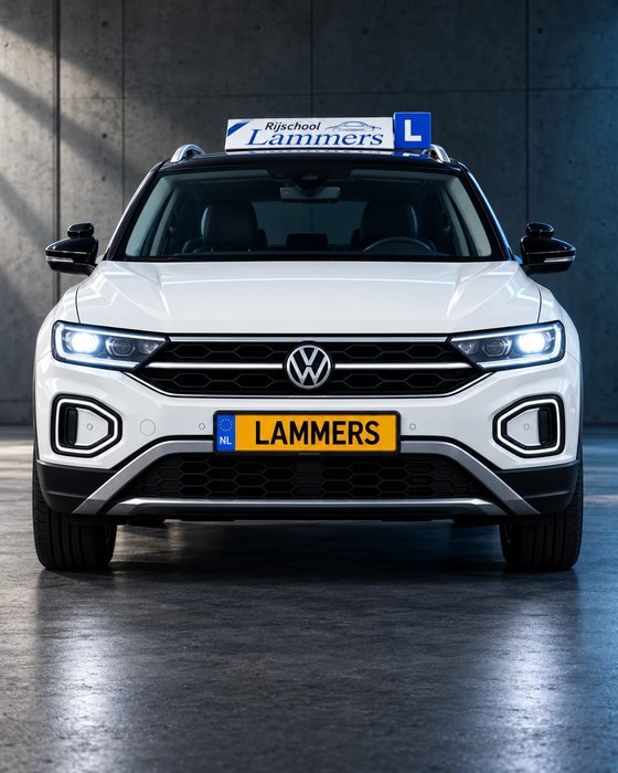 De witte Volkswagen T-Roc van Rijschool Lammers van voren, met het dakbord en het kenteken LAMMERS, in een betonnen studio